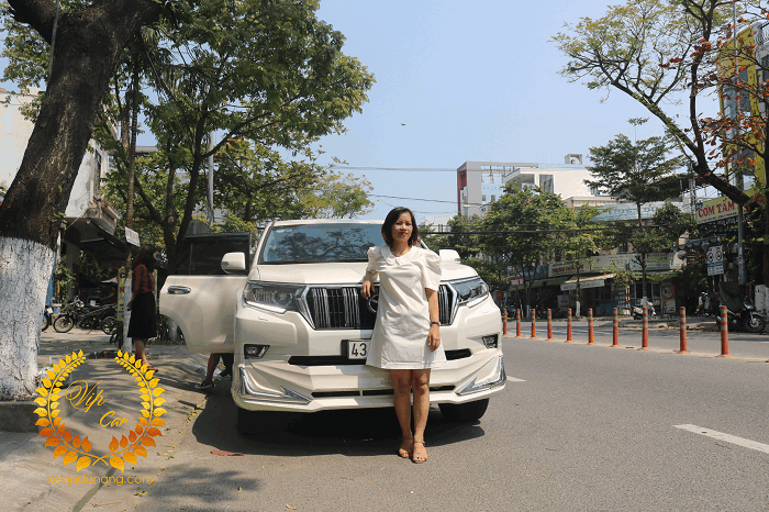 Rental-car-land-cruiser-tai-da-nang-7-for-(1)